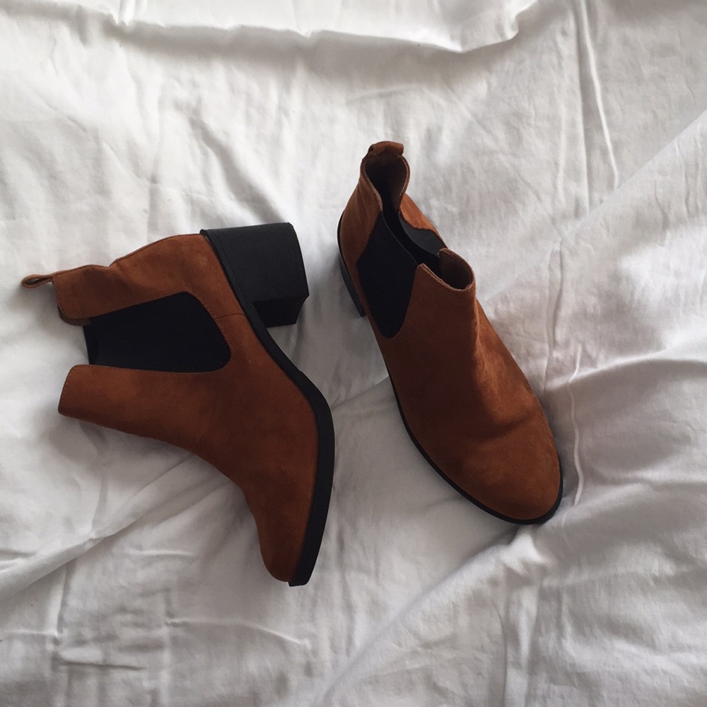 Suede brown Chelsea boots